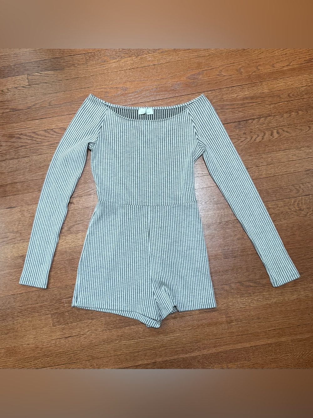 Four Leaf Long Sleeve Scoop Romper - Gray & White